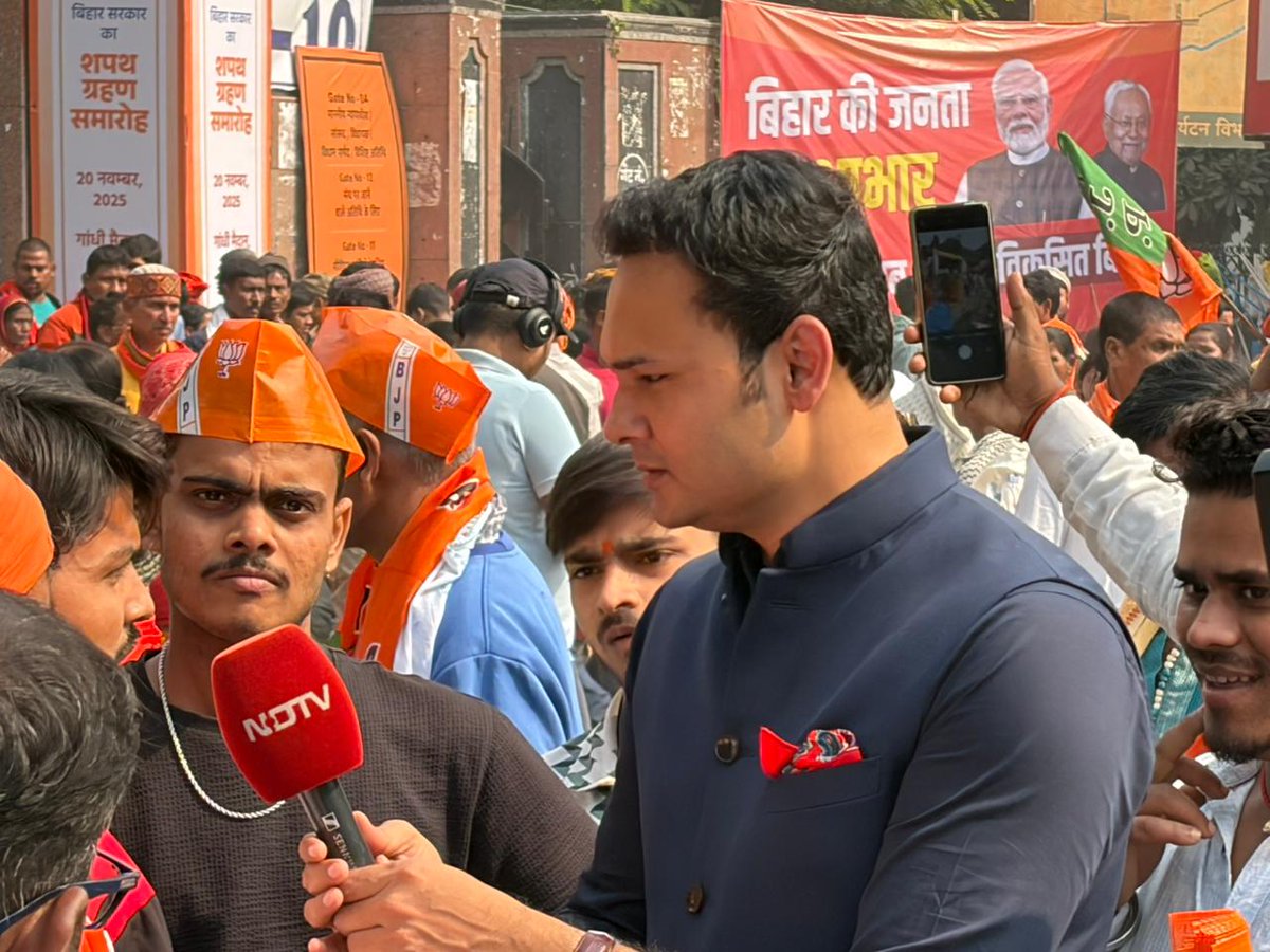 Sunilpandeyjee's tweet image. #पटना के गांधी मैदान में तीन इटेलिजेंट लोगों का मिलन हुआ। फिलहाल, अब हम तीनों अलग-अलग संस्थान में हैं। @ashutoshjourno  #NDTV में हैं। मैं @Sunilpandeyjee  #NBT में हूं। @sumitjha86  झा #रिपब्लिकटीवी में हैं। मगर, हम तीनों कभी एक साथ #ZeeMedia में थे।