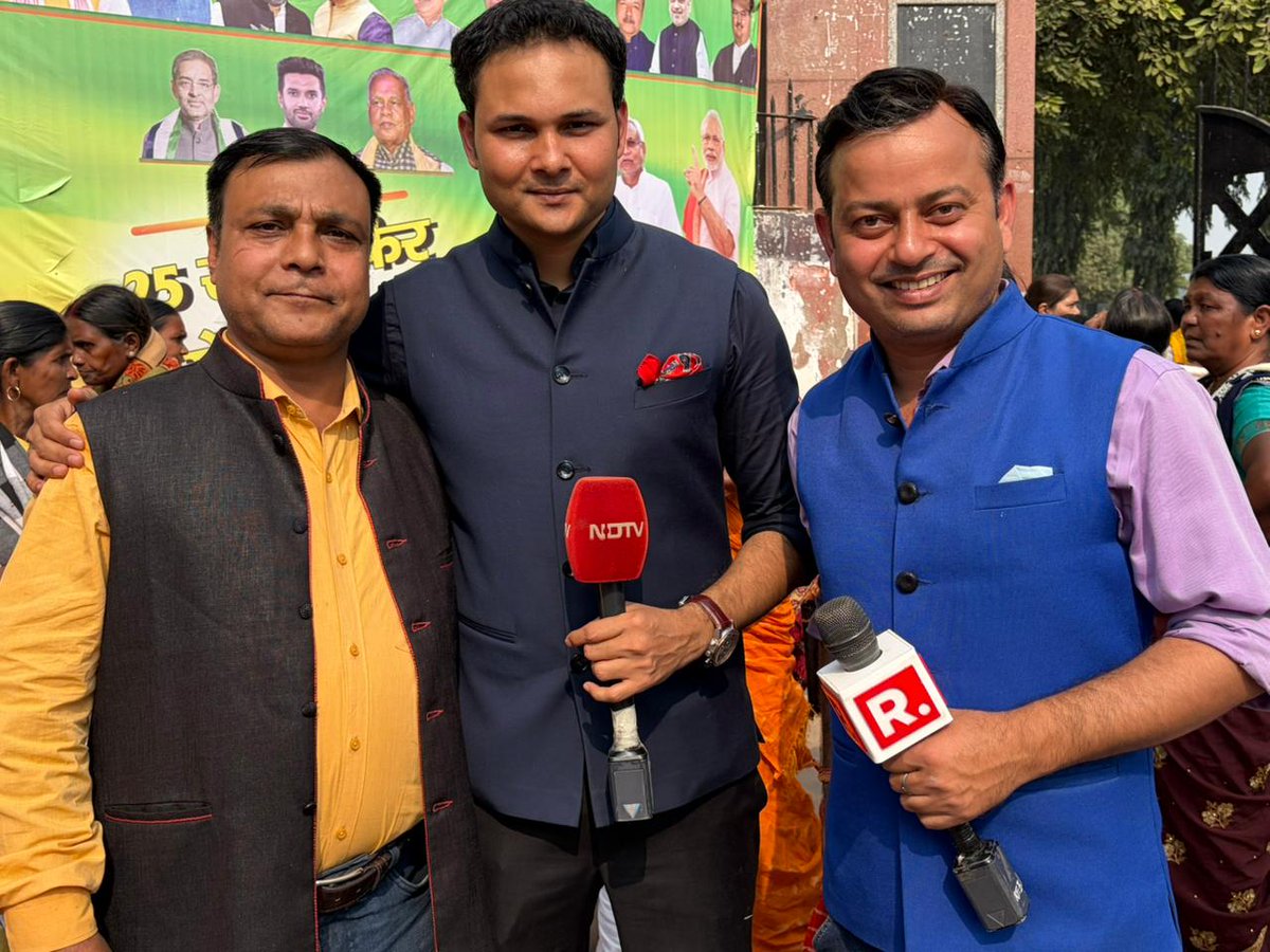 Sunilpandeyjee's tweet image. #पटना के गांधी मैदान में तीन इटेलिजेंट लोगों का मिलन हुआ। फिलहाल, अब हम तीनों अलग-अलग संस्थान में हैं। @ashutoshjourno  #NDTV में हैं। मैं @Sunilpandeyjee  #NBT में हूं। @sumitjha86  झा #रिपब्लिकटीवी में हैं। मगर, हम तीनों कभी एक साथ #ZeeMedia में थे।