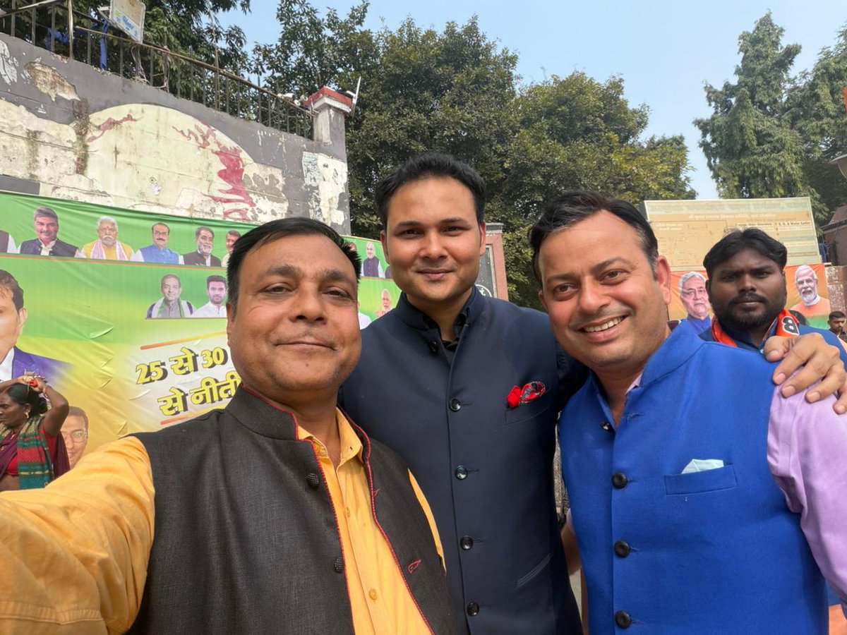 Sunilpandeyjee's tweet image. #पटना के गांधी मैदान में तीन इटेलिजेंट लोगों का मिलन हुआ। फिलहाल, अब हम तीनों अलग-अलग संस्थान में हैं। @ashutoshjourno  #NDTV में हैं। मैं @Sunilpandeyjee  #NBT में हूं। @sumitjha86  झा #रिपब्लिकटीवी में हैं। मगर, हम तीनों कभी एक साथ #ZeeMedia में थे।