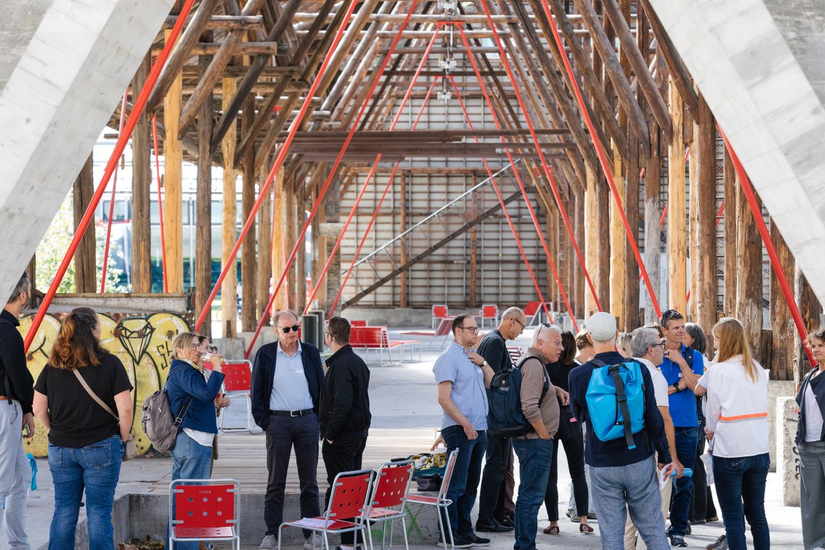 Mehrfach nutzen – aber wie? Rückblick auf die RZU-Weiterbildung vom 18.09.2025 mit einer Führung durchs Koch-Quartier, vielen konkreten Beispielen, einer Zeitreise und einer lebhaften Diskussion zu Chancen und Herausforderungen der Mehrfachnutzung. Mehr dazu: