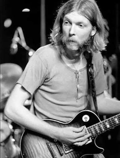 RockHistoryPics's tweet photo. Today would be Duane Allman's 79th birthday. As the founder and original leader of the Allman Brothers Band, he was only in the band for 3 years. He died following a motorcycle crash on October 29, 1971, at the age of 24.

#DuaneAllman #AllmanBrothersBand #EatAPeach #Legend https://t.co/ageTwsKbPs