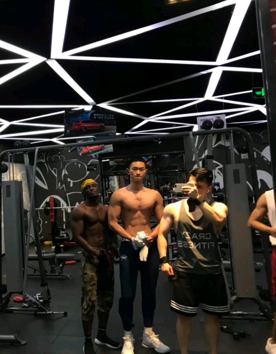 wtywty1314520's tweet image. 就旁边这个小黑子一米七出头，他说去年六月到现在约了十几个女炮友了，没有任何一个大的花销，全是倒贴，卧槽我真想不明白这些女的国外的黑JB那么喜欢吗？还是说纯想猎奇一下小黑子？#崇洋媚外 #腹肌 #健身