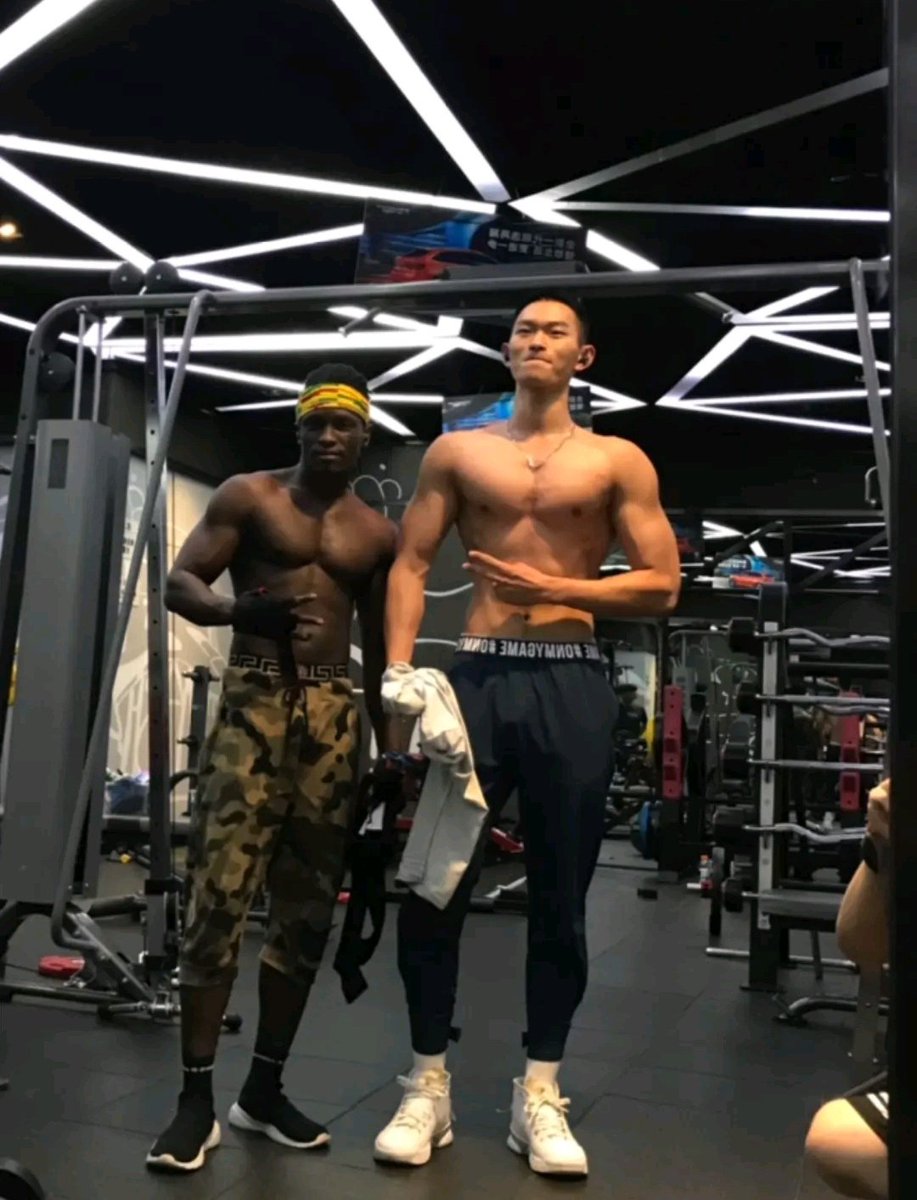 wtywty1314520's tweet image. 就旁边这个小黑子一米七出头，他说去年六月到现在约了十几个女炮友了，没有任何一个大的花销，全是倒贴，卧槽我真想不明白这些女的国外的黑JB那么喜欢吗？还是说纯想猎奇一下小黑子？#崇洋媚外 #腹肌 #健身