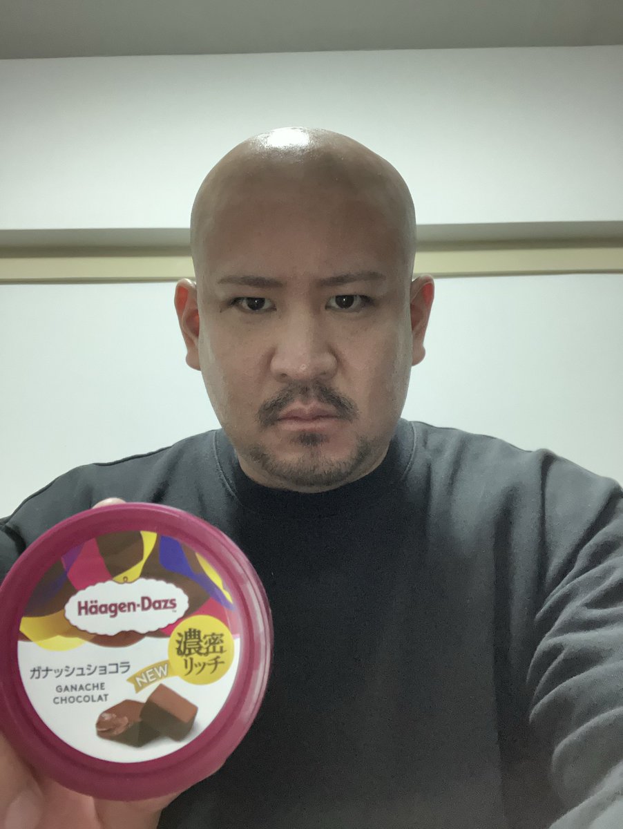 MAX_YOSHIDA_MAX's tweet image. #本日のMAXアイス
バーゲンダッツ　ガナッシュショコラ
生クリームを混ぜたチョコはいやらしい味だね　最後はごっくんだね
@Haagen_Dazs_JP 
MAX快感度数90%MAX