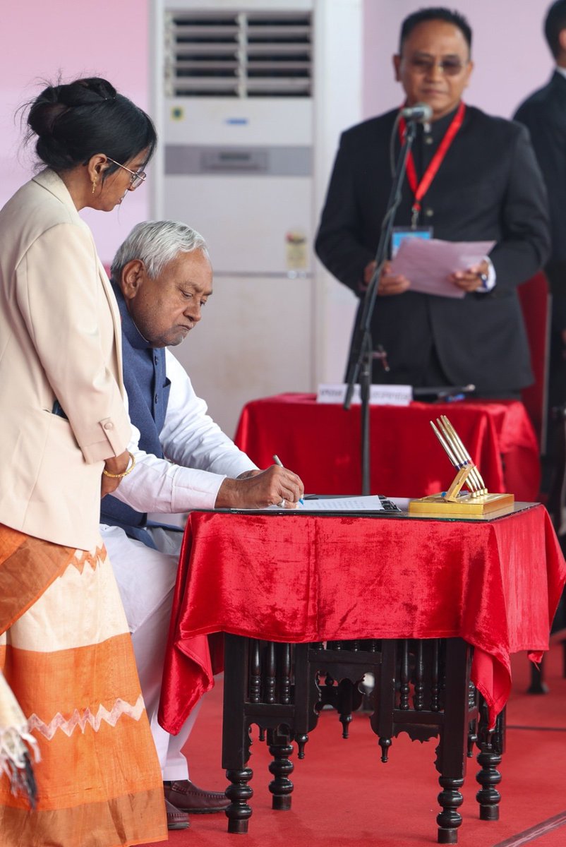 NortheastToday's tweet image. #NetSnippet | After steering the National Democratic Alliance (NDA) to a sweeping victory in the assembly elections, Janata Dal (United) chief Nitish Kumar was sworn in as Chief Minister of Bihar for a record 10th time on Thursday in Patna.

The ceremony, held at Patna’s historic…