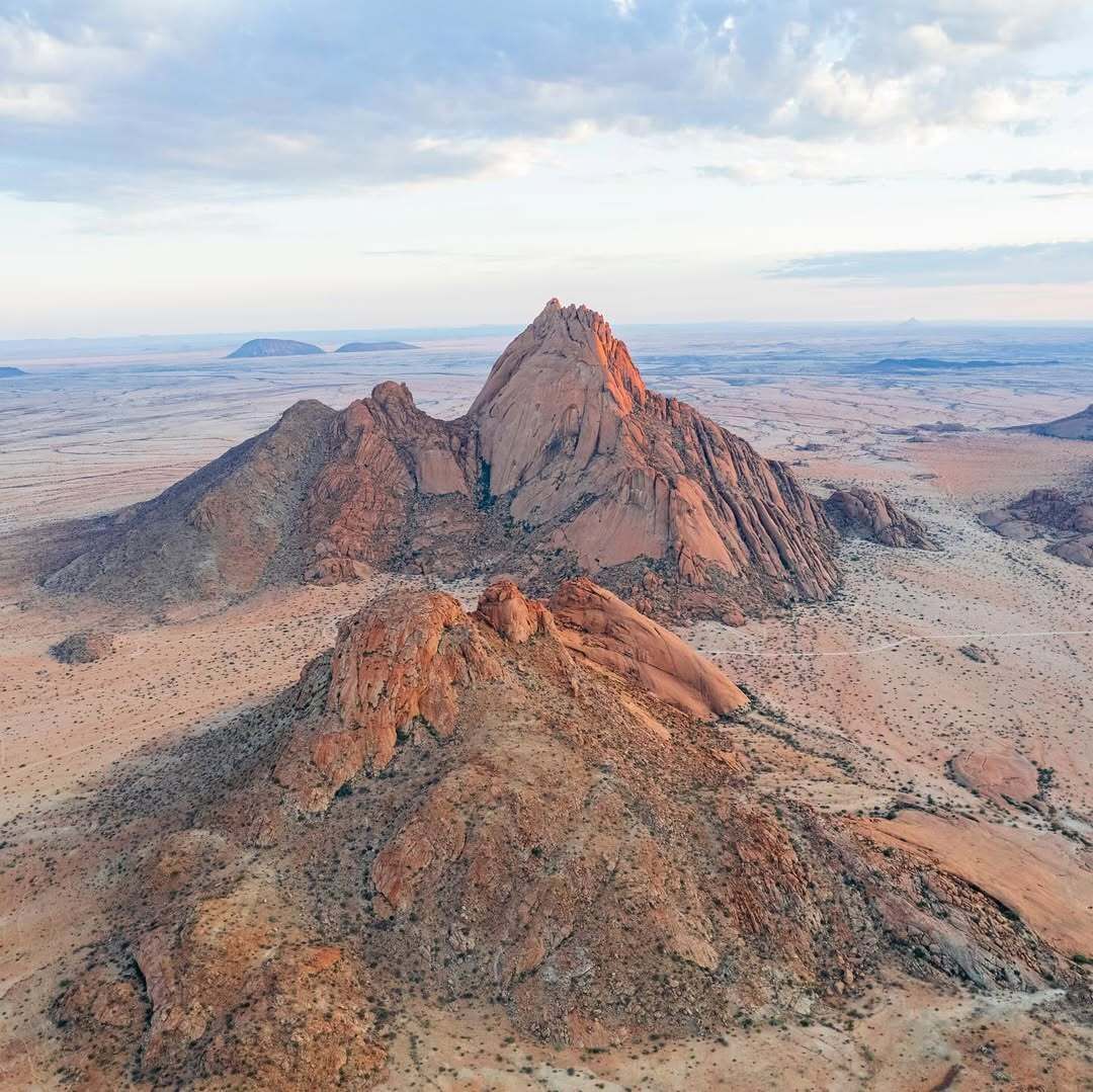 AkkshyeTulsyan's tweet image. Desert peaks, ancient art &amp;amp; starlit skies, discovering Spitzkoppe in Namibia feels like stepping into another world. ✨🏔️
Known as the “Matterhorn of Namibia”, it’s a paradise for hikers, dreamers, and stargazers alike. 🌌
Credits: explorob (Instagram)
#Spitzkoppe #ExploreNamibia…