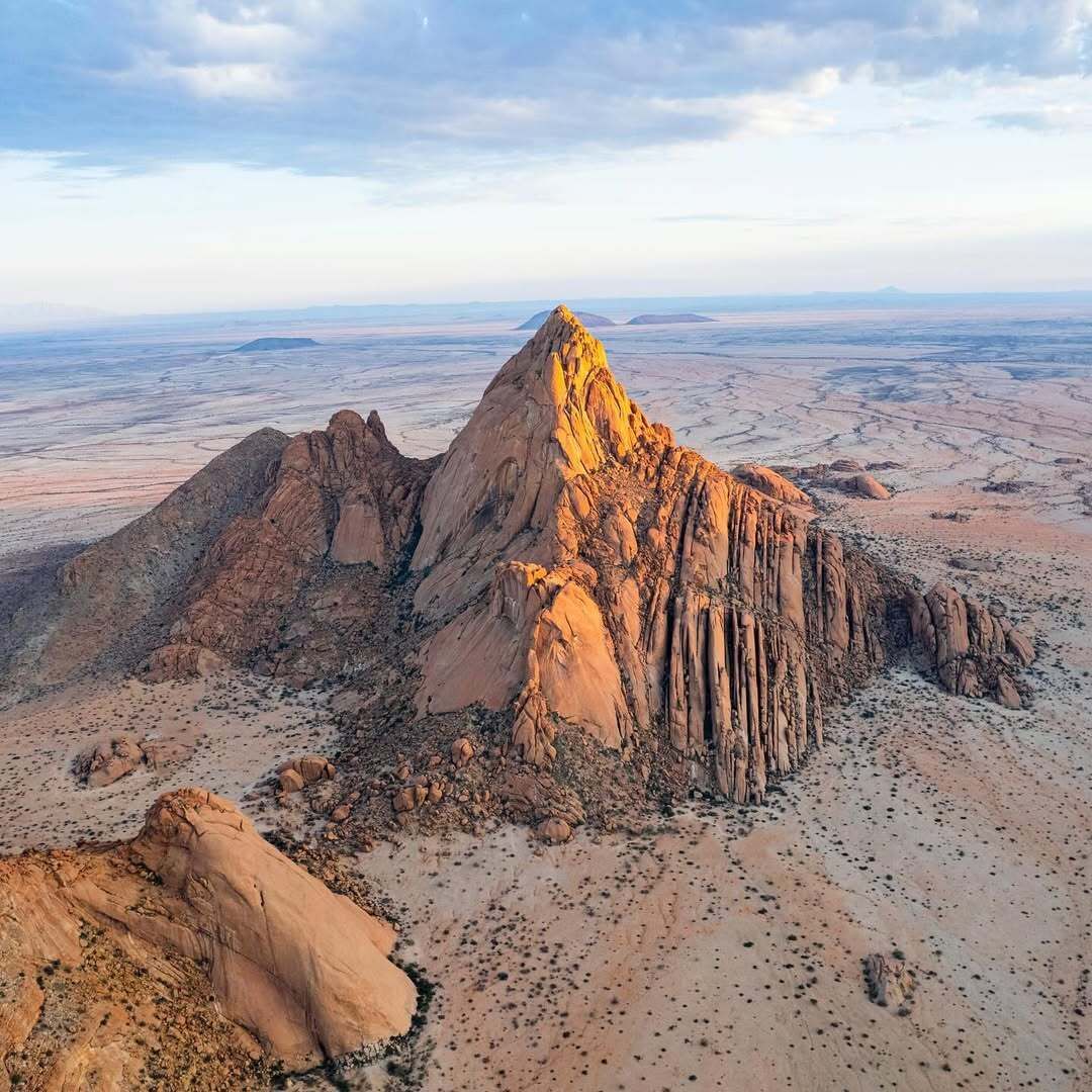 AkkshyeTulsyan's tweet image. Desert peaks, ancient art &amp;amp; starlit skies, discovering Spitzkoppe in Namibia feels like stepping into another world. ✨🏔️
Known as the “Matterhorn of Namibia”, it’s a paradise for hikers, dreamers, and stargazers alike. 🌌
Credits: explorob (Instagram)
#Spitzkoppe #ExploreNamibia…