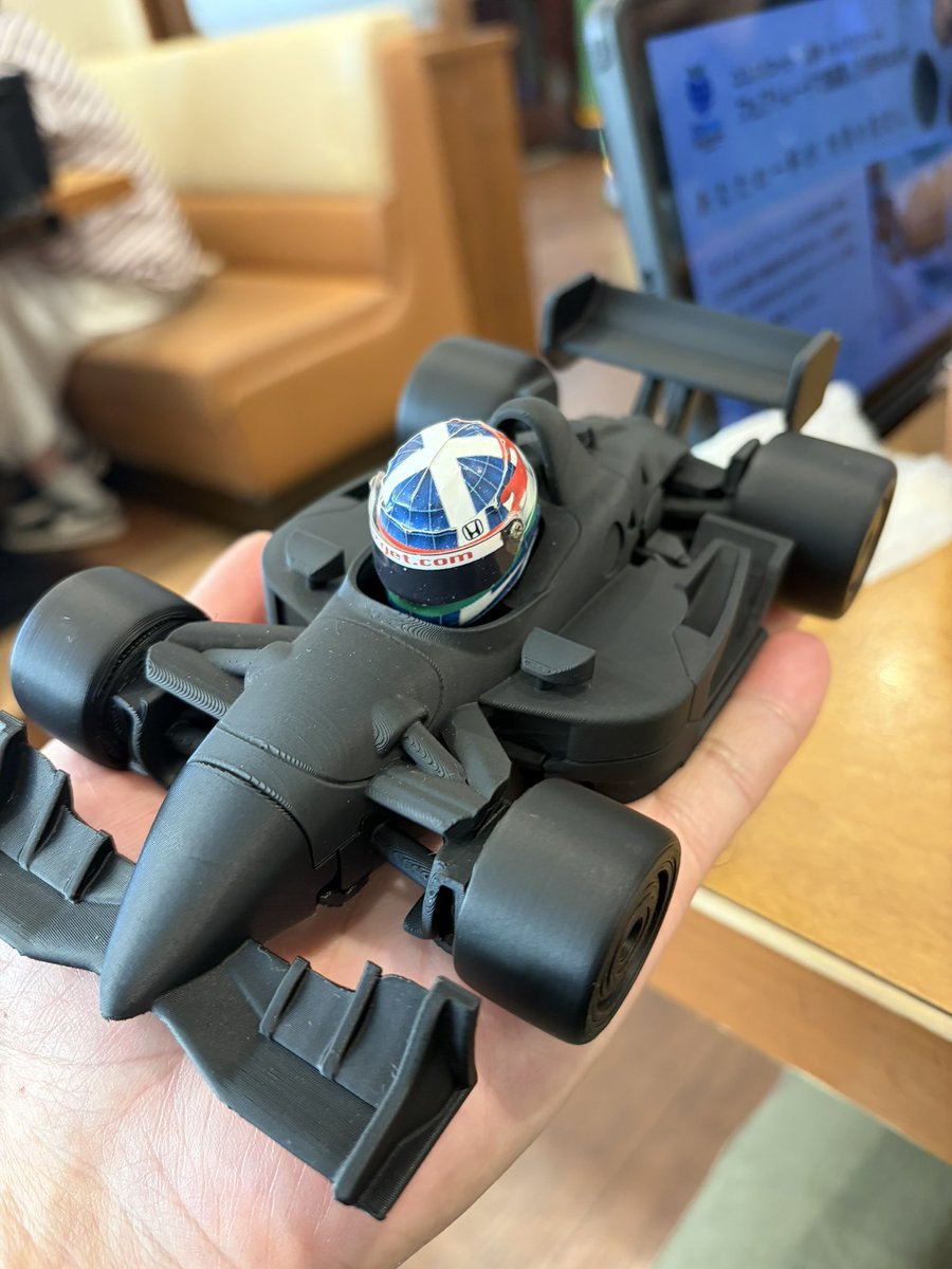 Akibama7B's tweet image. 今日は打ち合わせというか3Dの情報交換会
アラブルカさんのすっごいデフォルメフォーミュラマシン見せてもらった。
デフォルメのセンス、Fusionの操作、プリンタの技術どことっても最高です。一緒に仕事できて幸せです♪