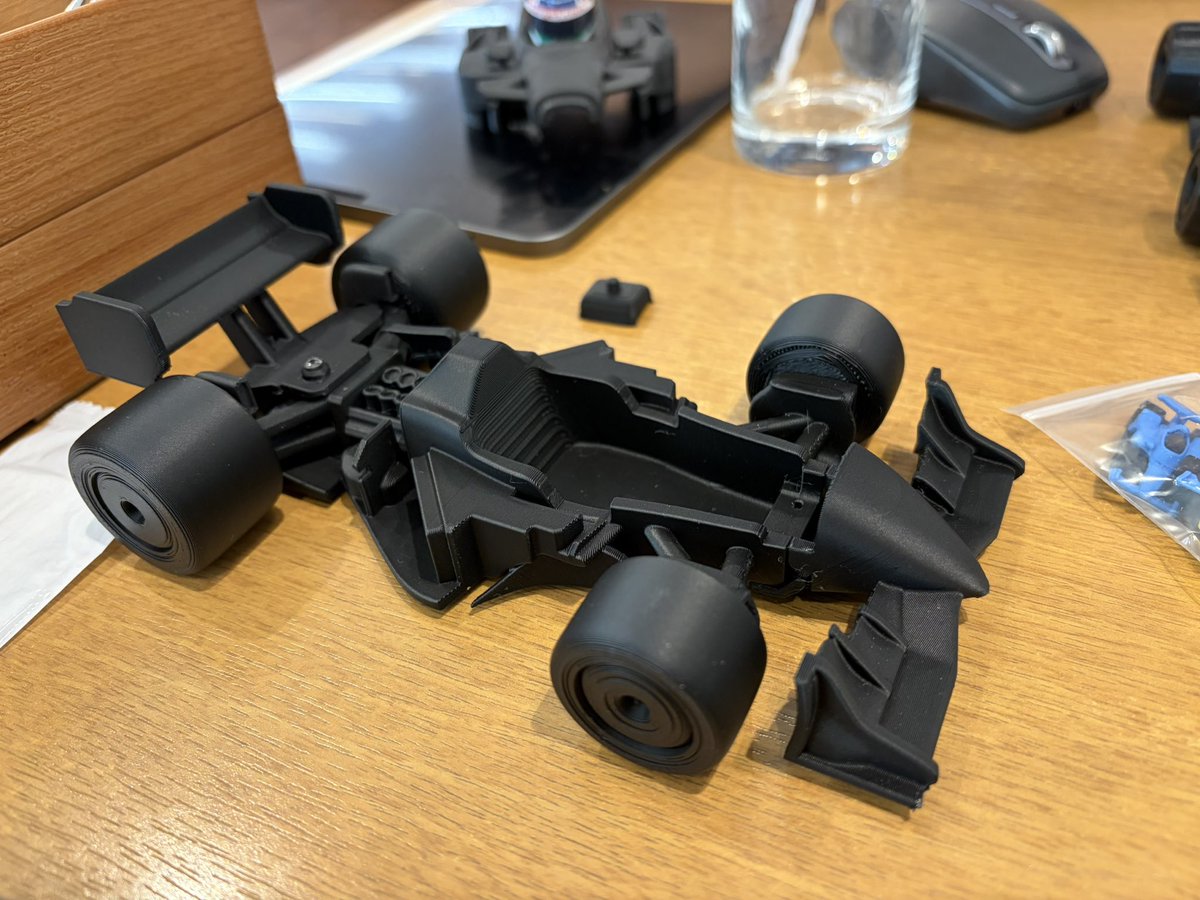 Akibama7B's tweet image. 今日は打ち合わせというか3Dの情報交換会
アラブルカさんのすっごいデフォルメフォーミュラマシン見せてもらった。
デフォルメのセンス、Fusionの操作、プリンタの技術どことっても最高です。一緒に仕事できて幸せです♪