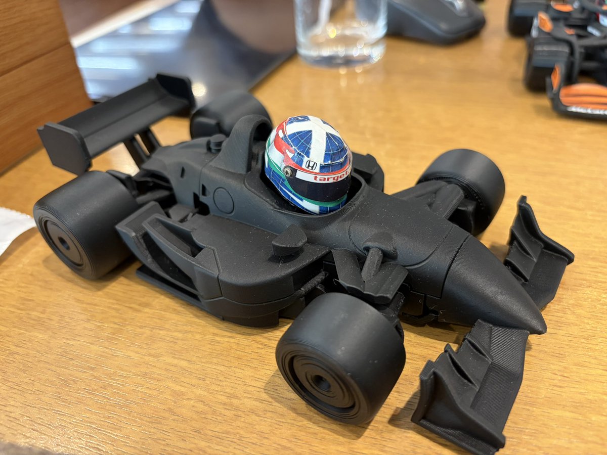 Akibama7B's tweet image. 今日は打ち合わせというか3Dの情報交換会
アラブルカさんのすっごいデフォルメフォーミュラマシン見せてもらった。
デフォルメのセンス、Fusionの操作、プリンタの技術どことっても最高です。一緒に仕事できて幸せです♪