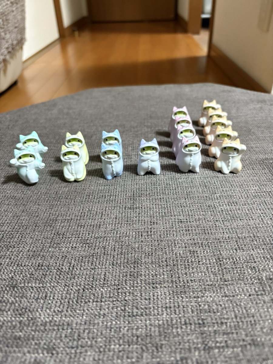 kaeru7526's tweet photo. #ボンゲ式TOYS
 #俺、今日からねこ
家族全員がそれぞれ回してきて大家族になりました
まねきちゃん多め🐱🐸🐱🐸🐱🐸 https://t.co/FgLSv1Npob