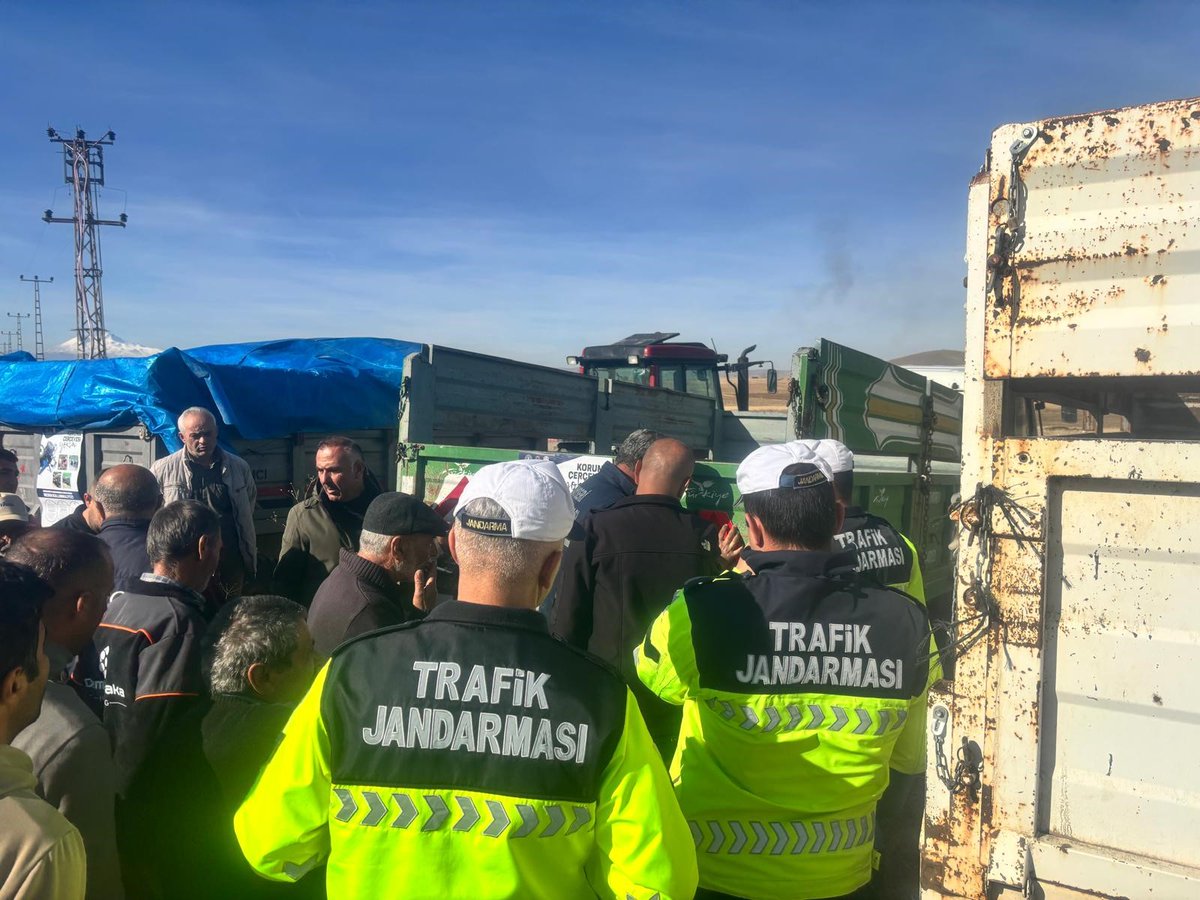 anadolunettv's tweet image. Pınarbaşı&apos;nda traktörlere reflektör dağıtıldı

 anadolunettv.com/haber/pinarbas… 

#kayseri #pınarbaşı #traktör