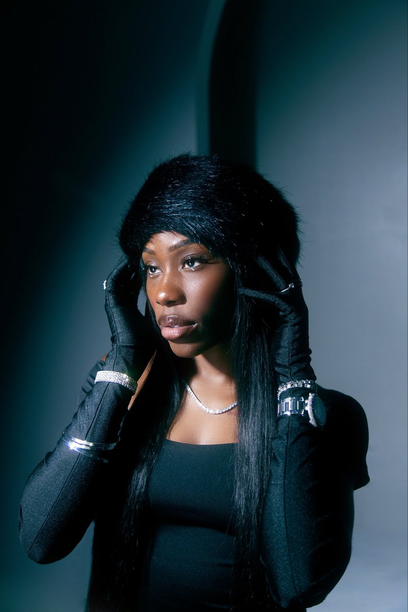 OMXPRODUCTIONS's tweet photo. Midnight energy, diamond finish 💎
Model: @DetroitDope 
Studio: gailystudios 
Lipgloss: fentybeauty
#photographer #photography #beauty https://t.co/Ap585Q8Xp9