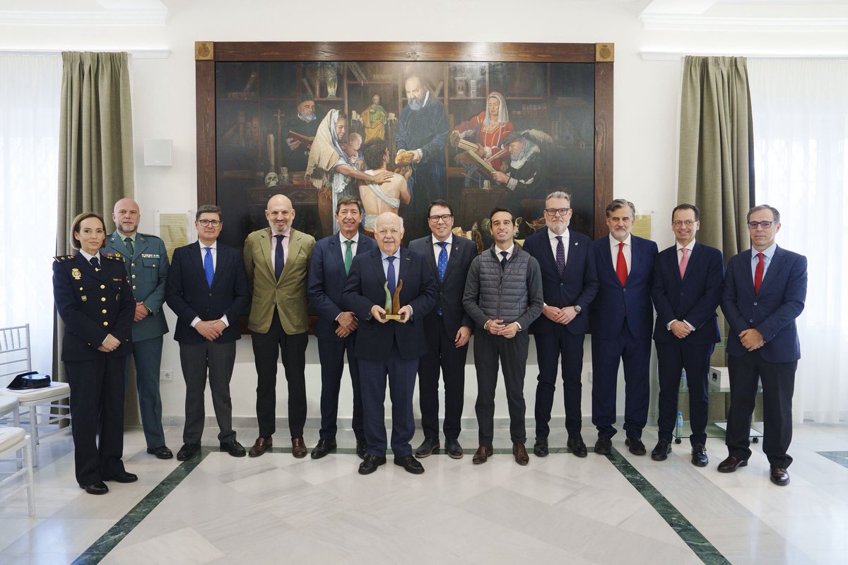 GestoresSevilla's tweet photo. ✔️ “Los colegios profesionales son un garante de la calidad asistencial y la lucha contra el intrusismo”. Elogios a la labor colegial de @jesusraguirre al recibir el #PremioNexus.
✔️Consulta toda la información del acto de entrega en nuestra página web: https://t.co/TAyWFraTsS https://t.co/2TYd1mgdAJ