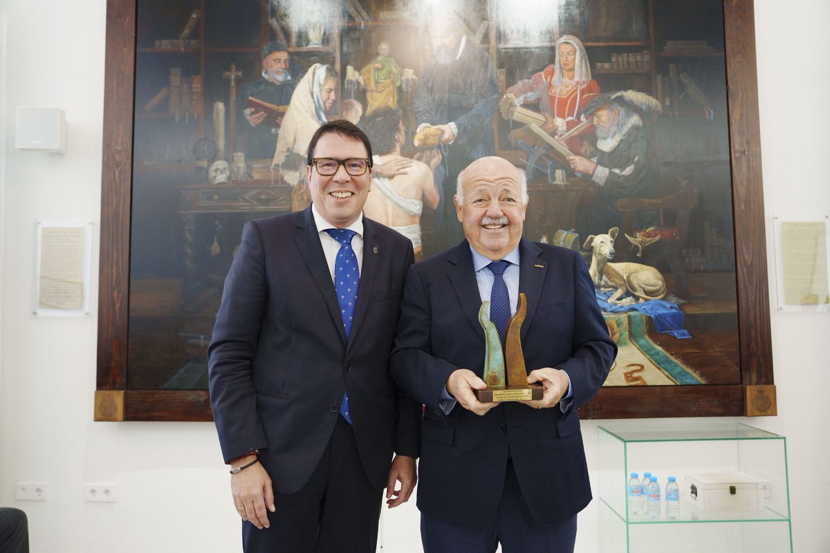 GestoresSevilla's tweet photo. ✔️ “Los colegios profesionales son un garante de la calidad asistencial y la lucha contra el intrusismo”. Elogios a la labor colegial de @jesusraguirre al recibir el #PremioNexus.
✔️Consulta toda la información del acto de entrega en nuestra página web: https://t.co/TAyWFraTsS https://t.co/2TYd1mgdAJ