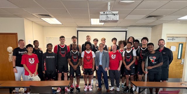 Really appreciate ⁦<a href="/BarryUPresident/">Mike Allen, Ph.D.</a>⁩ stopping by yesterday to spend some time with our guys.  His messages on preparation for a job, lifelong relationships, and being in the moment were 🎯🎯.  Always a blessing to have successful people share with our program. #GOBUCS🏀⚫️🔴