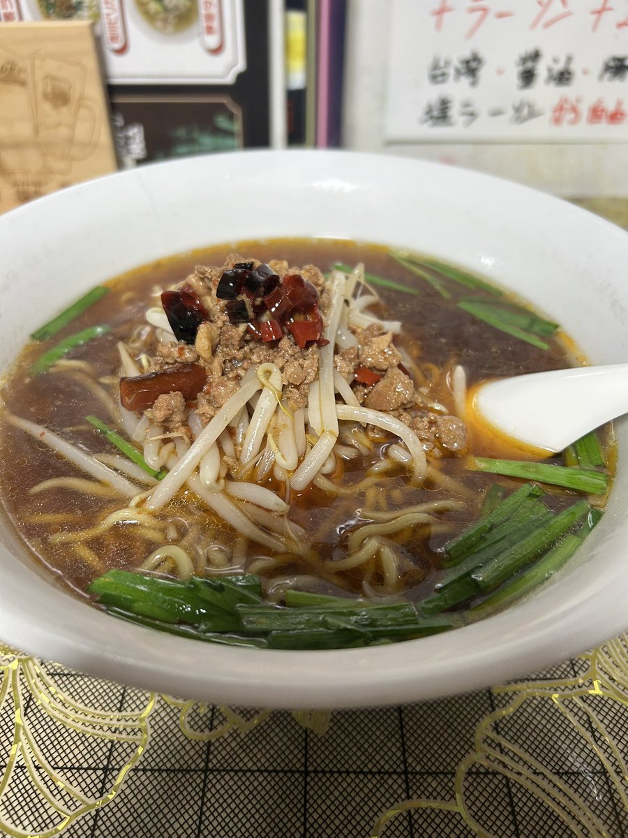 2_uqb's tweet image. 看板が新しくなってた会社近くの天縁　セットメニューが豊富すぎてよくわからんが台湾ラーメン特大唐揚げとライスで1180円だった。疲れたからNSで鷹の湯で回数券だけ買ってはよ寝ろ