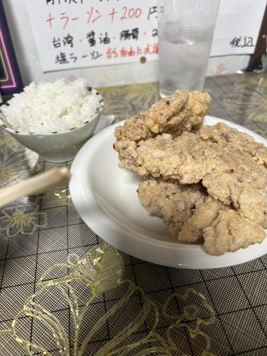 2_uqb's tweet image. 看板が新しくなってた会社近くの天縁　セットメニューが豊富すぎてよくわからんが台湾ラーメン特大唐揚げとライスで1180円だった。疲れたからNSで鷹の湯で回数券だけ買ってはよ寝ろ