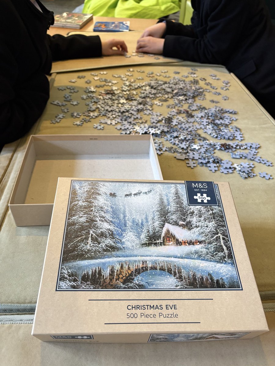 ccb_library's tweet image. Year 8 have decided it’s time to break out the winter-themed jigsaws… an ideal antidote to revising for next week’s exams.

#schoollibrary #schoollibrarylife #communityjigsaw #mindfulactivities
