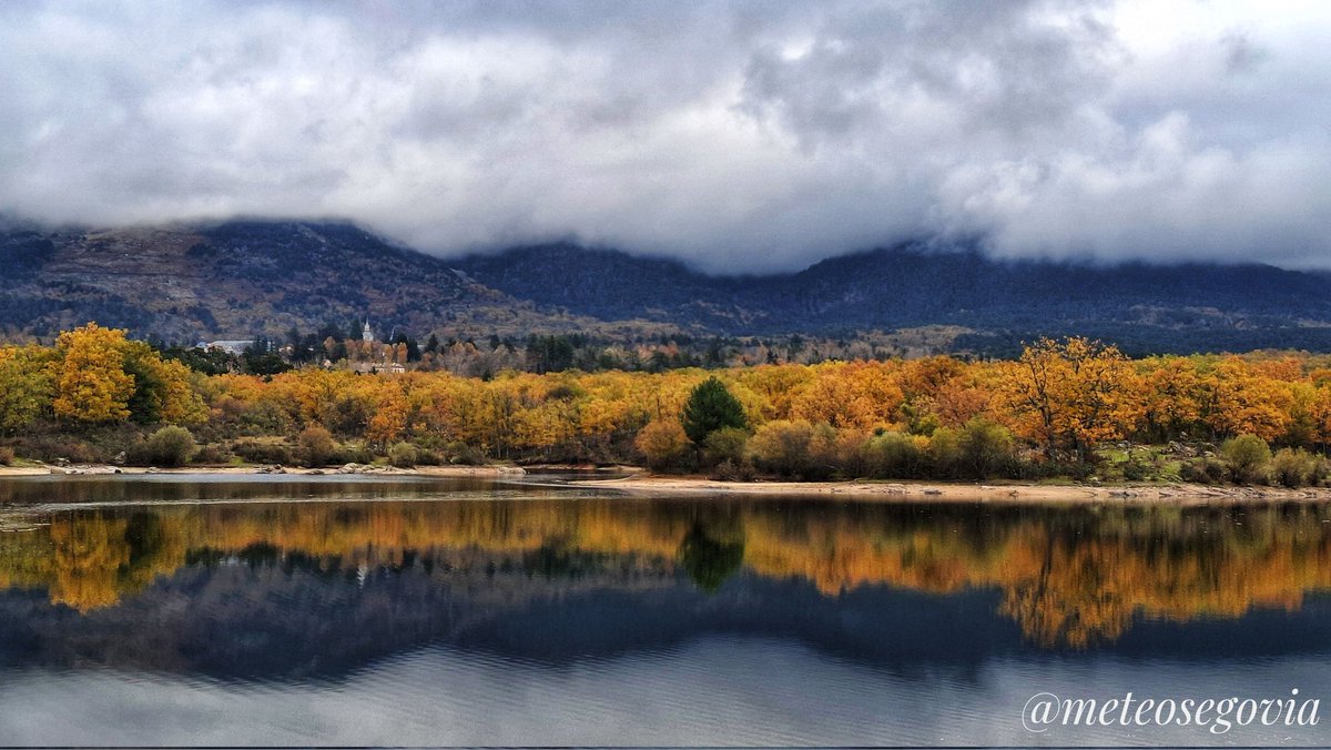 Reflejos otoñales en una mañana fria en #Segovia.