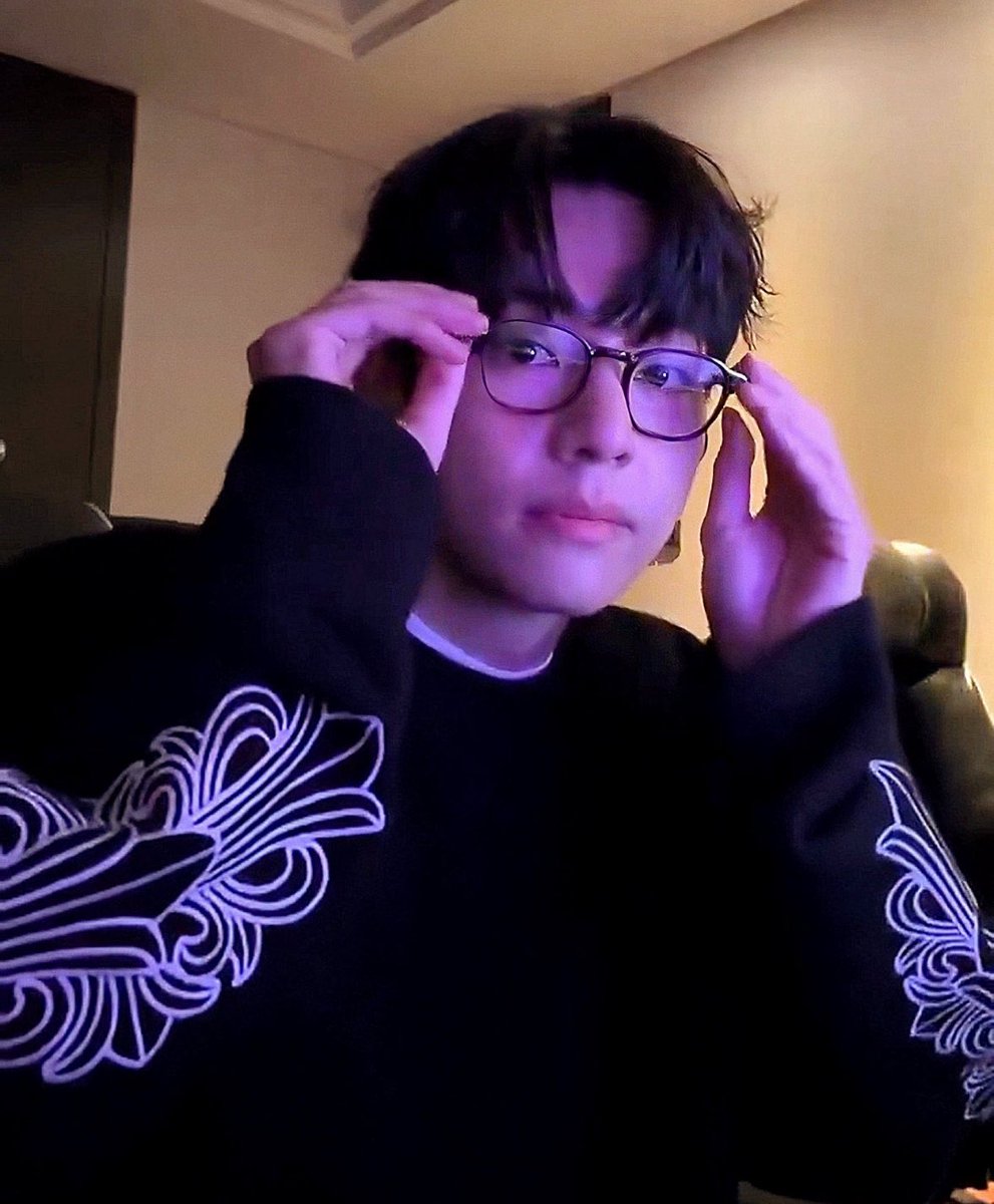 ma_sa0707's tweet image. ONとOFFの差にやられる🫠🫠🫠

 #BTSV
 #KimTaehyung
 #김태현
 #WeLoveYouTaehyung