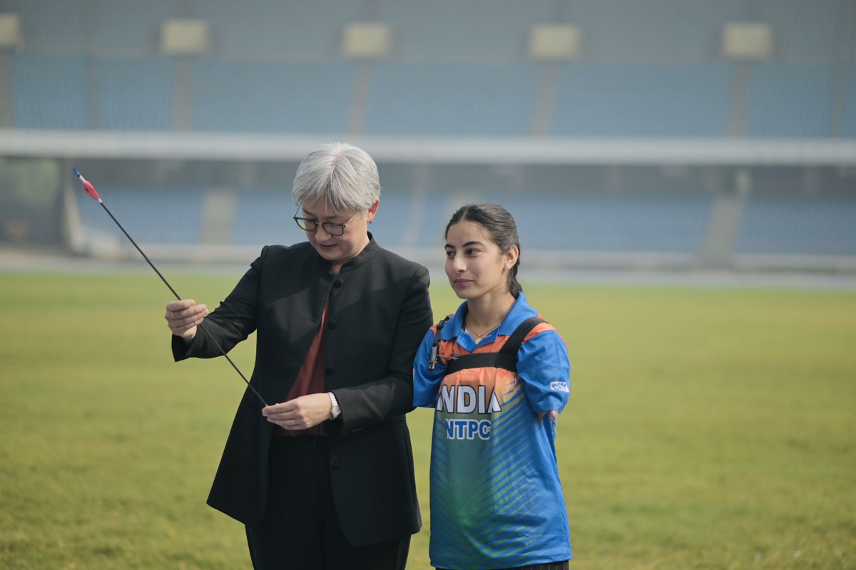 The_Indian_Sun's tweet image. Minister  Wong met  Paralympics medallist Sheetal Devi  - 1st female archer without arms to compete internationally. A moment that blended diplomacy with  inspiration, highlighting the people who give the Aus–India partnership its heart.#AustraliaIndia #PennyWong #sheetaldevi