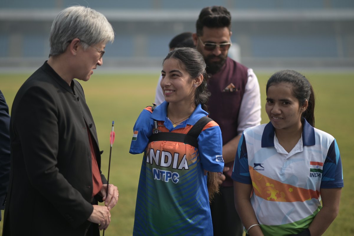 The_Indian_Sun's tweet image. Minister  Wong met  Paralympics medallist Sheetal Devi  - 1st female archer without arms to compete internationally. A moment that blended diplomacy with  inspiration, highlighting the people who give the Aus–India partnership its heart.#AustraliaIndia #PennyWong #sheetaldevi