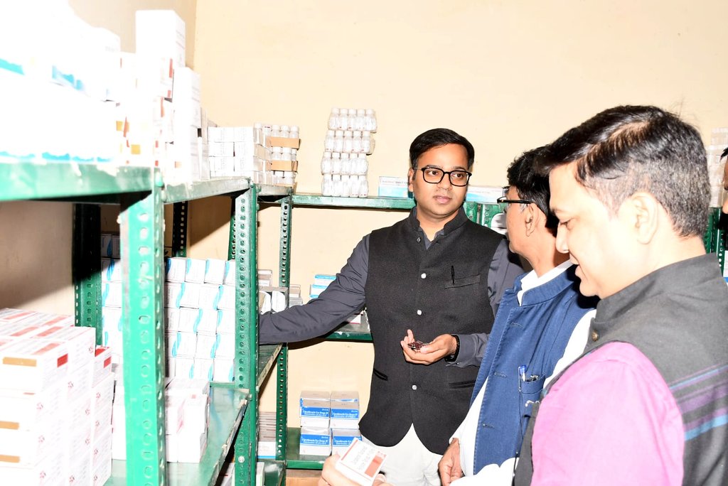 dm_firozabad's tweet image. जिलाधिकारी @RameshRanjanIAS ने  सामुदायिक स्वास्थ्य केंद्र,एका का निरीक्षण कर अस्पताल में भर्ती मरीजों से उनके स्वास्थ्य के बारे में जानकारी प्राप्त की। साथ ही, उन्होंने आने वाले मरीजों को बेहतर स्वास्थ्य सेवाएँ उपलब्ध कराने के दिशा निर्देश दिए। @CMOfficeUP  @InfoDeptUP