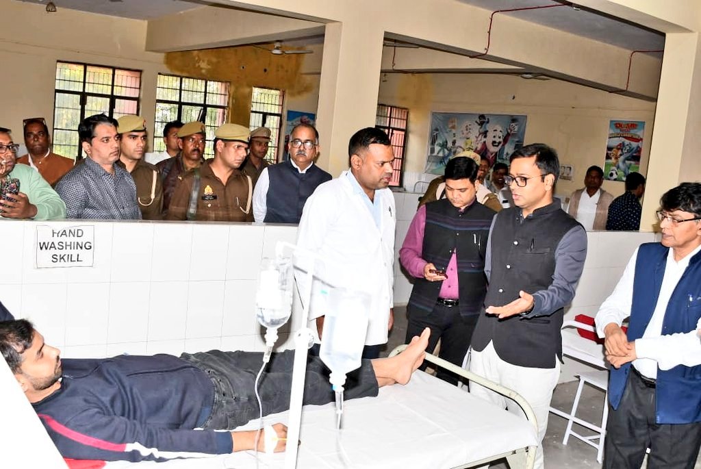 dm_firozabad's tweet image. जिलाधिकारी @RameshRanjanIAS ने  सामुदायिक स्वास्थ्य केंद्र,एका का निरीक्षण कर अस्पताल में भर्ती मरीजों से उनके स्वास्थ्य के बारे में जानकारी प्राप्त की। साथ ही, उन्होंने आने वाले मरीजों को बेहतर स्वास्थ्य सेवाएँ उपलब्ध कराने के दिशा निर्देश दिए। @CMOfficeUP  @InfoDeptUP