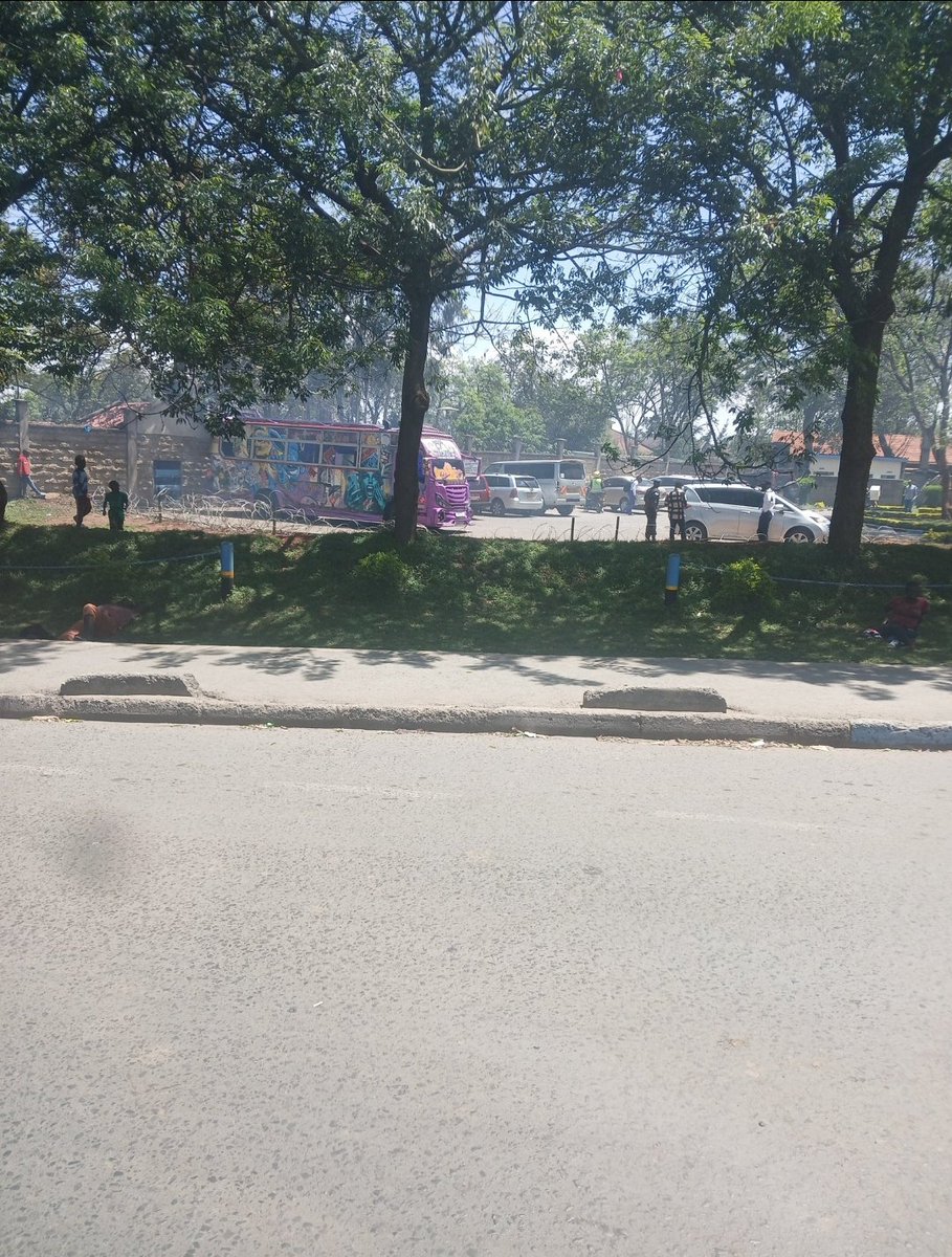 AokoOtieno_'s tweet image. Wait, nganya za George Ruto zina park kwa Army Baracks?

Moi Airbase! WTF,

Our military now reduced to protecting Matatu? 

Ah, General Ogolla... Arise and see your boys 

Maze sai kukiwa na attack, tunalimwa ka ziet 

Our army is losing its verve

State of The Nation Kumamaye!