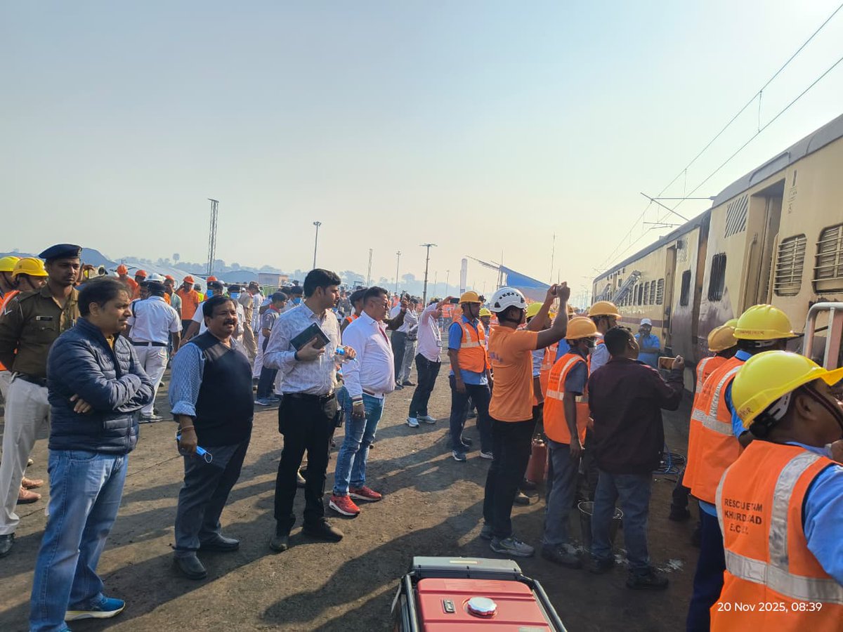 DRMKhurdaRoad's tweet image. Khurda Road Division conducted a full-scale Disaster Management Mock Drill at Hindol Road Station today to assess emergency preparedness, ensure quick restoration &amp;amp; enhance passenger safety.

Multi-agency teams participated to refine real-time disaster response.

#SafetyFirst