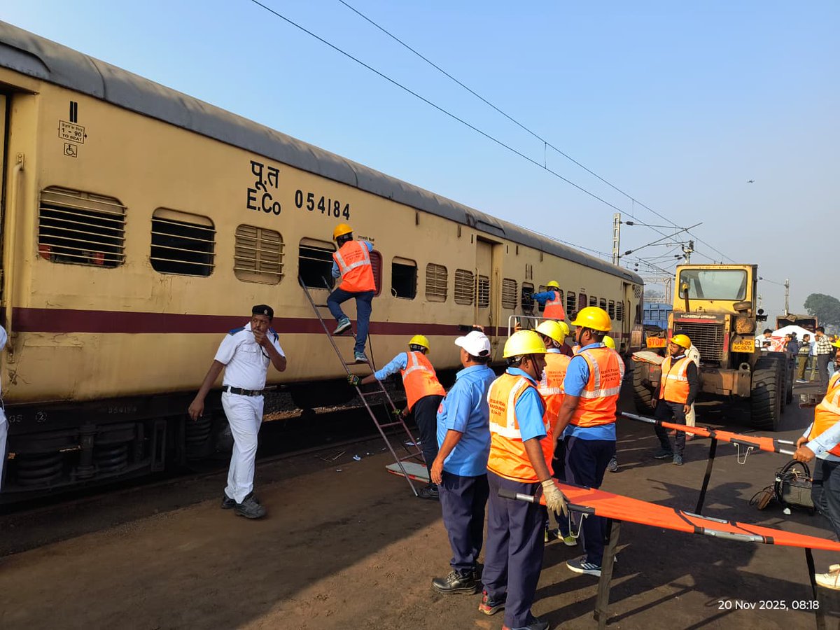 DRMKhurdaRoad's tweet image. Khurda Road Division conducted a full-scale Disaster Management Mock Drill at Hindol Road Station today to assess emergency preparedness, ensure quick restoration &amp;amp; enhance passenger safety.

Multi-agency teams participated to refine real-time disaster response.

#SafetyFirst
