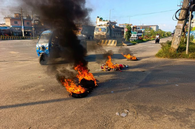 AlternateMediaX's tweet image. 🚨 Just In: Massive clashes erupt in Bara District, Nepal between Gen Z protesters &amp;amp; CPN-UML cadres. 

Curfew imposed; Buddha Airlines cancels Kathmandu‑Simara flights.

 #CPNUML #NepalProtests #BreakingNews #India #BorderSecurity