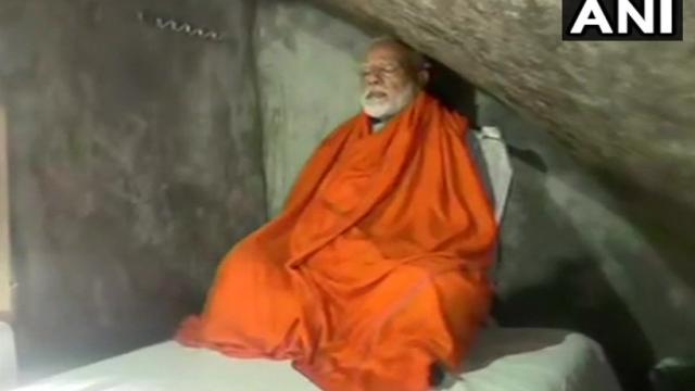 iKumarSaurabh's tweet image. एकदम सही कह रहे हो @ajeetbharti 

तुम्हारा उड़ता तीर आजकल तुम्हारे ही....में चला जा रहा है! खैर तुम जैसे कुचड़ और लीचड़ कहां मानने वाले हैं... 

- महात्मा &quot;परिधान&quot; मंत्री जी के 

लिए बकलोली चालू रखो!