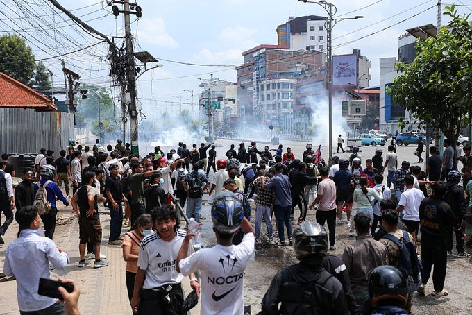 AlternateMediaX's tweet image. 🚨 Just In: Massive clashes erupt in Bara District, Nepal between Gen Z protesters &amp;amp; CPN-UML cadres. 

Curfew imposed; Buddha Airlines cancels Kathmandu‑Simara flights.

 #CPNUML #NepalProtests #BreakingNews #India #BorderSecurity