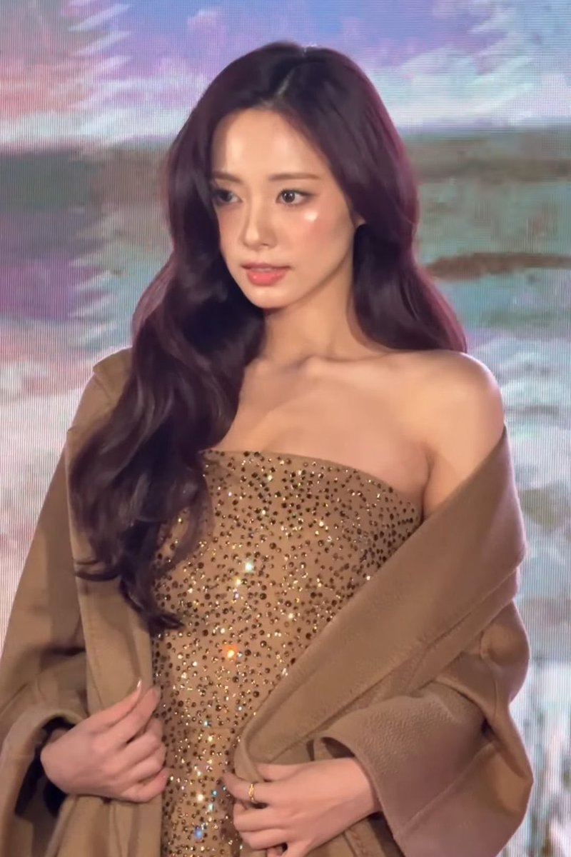 _avasharpe's tweet image. only gonna repost photos that don’t whitewash her tbh