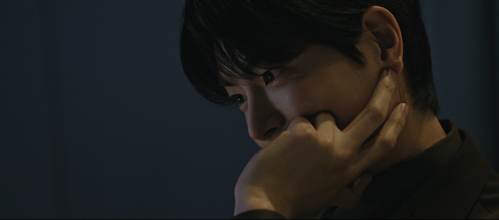 친애하는 X 9·10화, 어둠 속에서 생각에 잠긴 문도혁(홍종현)의 모습.