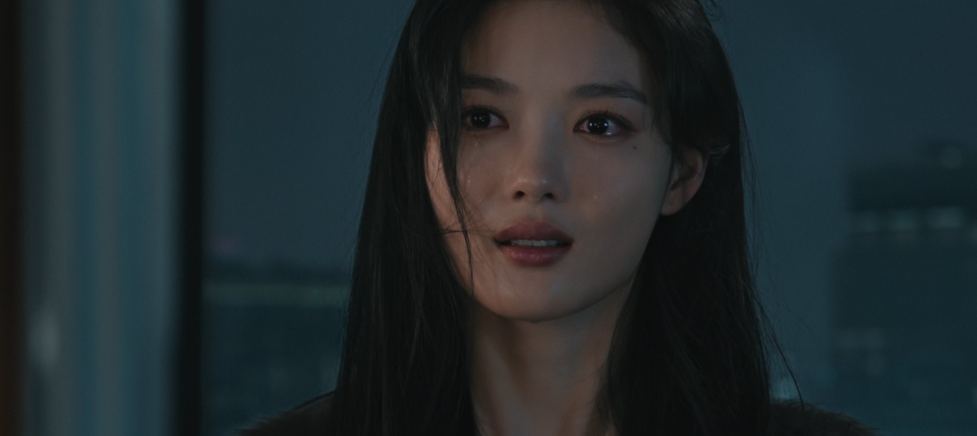 눈을 붉히고 분노에 찬 표정으로 어딘가를 바라보는 백아진의 스틸컷