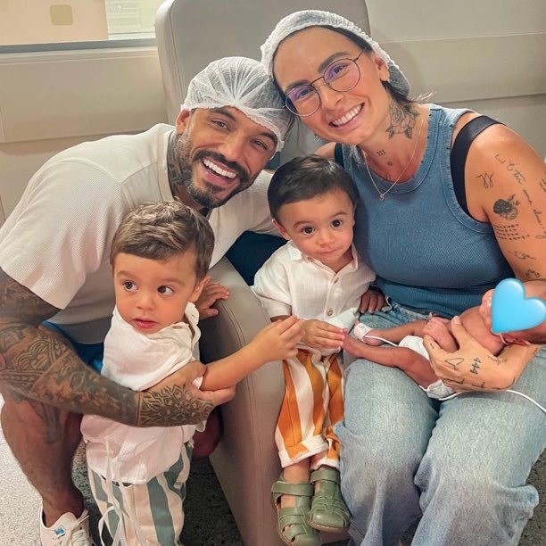 choquei's tweet photo. 🚨VEJA: Clara Maia compartilhou o 1º encontro de Théo, seu filho mais novo, com os irmãos José e João. https://t.co/7qxa9McyFQ
