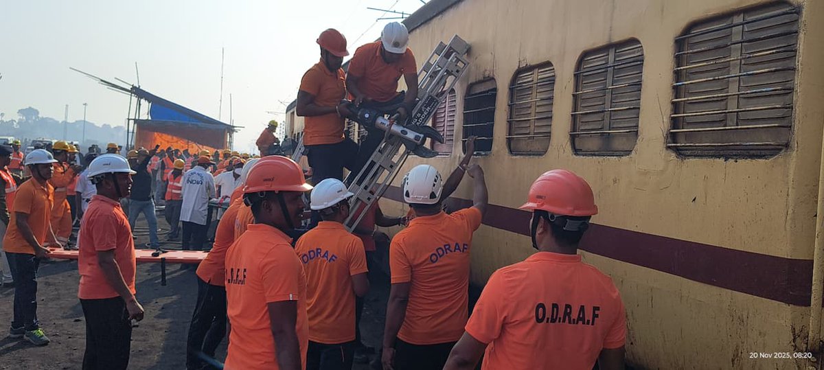 DRMKhurdaRoad's tweet image. A realistic accident scenario, Rescue Operations, fFirst Aid, Crowd Control &amp;amp; Restoration Work—

Khurda Road Division’s Disaster Management Exercise at Hindol Road brought all teams together for a coordinated emergency response.

#DisasterManagement 
@RailMinIndia @EastCoastRail