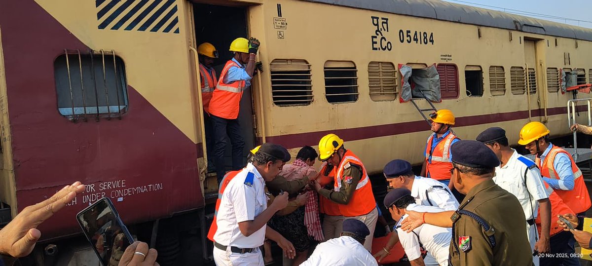 DRMKhurdaRoad's tweet image. A realistic accident scenario, Rescue Operations, fFirst Aid, Crowd Control &amp;amp; Restoration Work—

Khurda Road Division’s Disaster Management Exercise at Hindol Road brought all teams together for a coordinated emergency response.

#DisasterManagement 
@RailMinIndia @EastCoastRail