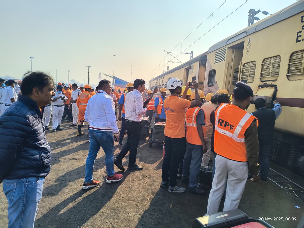 DRMKhurdaRoad's tweet image. A realistic accident scenario, Rescue Operations, fFirst Aid, Crowd Control &amp;amp; Restoration Work—

Khurda Road Division’s Disaster Management Exercise at Hindol Road brought all teams together for a coordinated emergency response.

#DisasterManagement 
@RailMinIndia @EastCoastRail