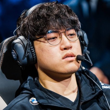 Sheep_Esports's tweet image. South Korean politician Jeon Yong gi speaks out against the cyberbullying by T1 gal targeting Gumayusi 🇰🇷

He urges KeSPA Riot Korea and all clubs to act and protect players

for context T1 gal is a group of &quot;fans&quot; that sent trucks, funeral wreaths and doxxed Gumayusi&apos;s family