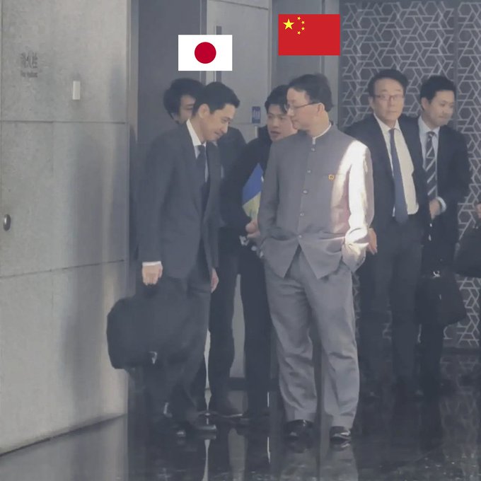 🇯🇵🇨🇳Cette image enflamme les réseaux sociaux en Asie.

Elle montre un diplomate japonais envoyé en Chine pour apaiser les tensions qui « s'incliner» face à son homologue chinois qui lui garde les mains dans les poches avec un regard provocateur.

La photo est énormément relayée