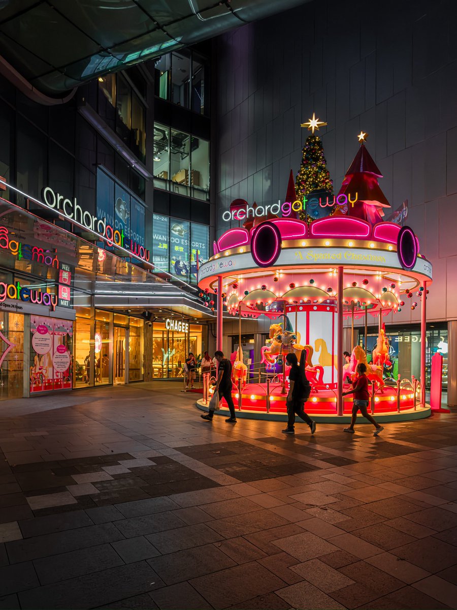 javanng's tweet image. Spinning into the Christmas spirit at Orchard Gateway, where the lights shine a little brighter ✨🎠🎄

#christmasonagreatstreet #singapore #thisissg #neonvibes #nightphotography