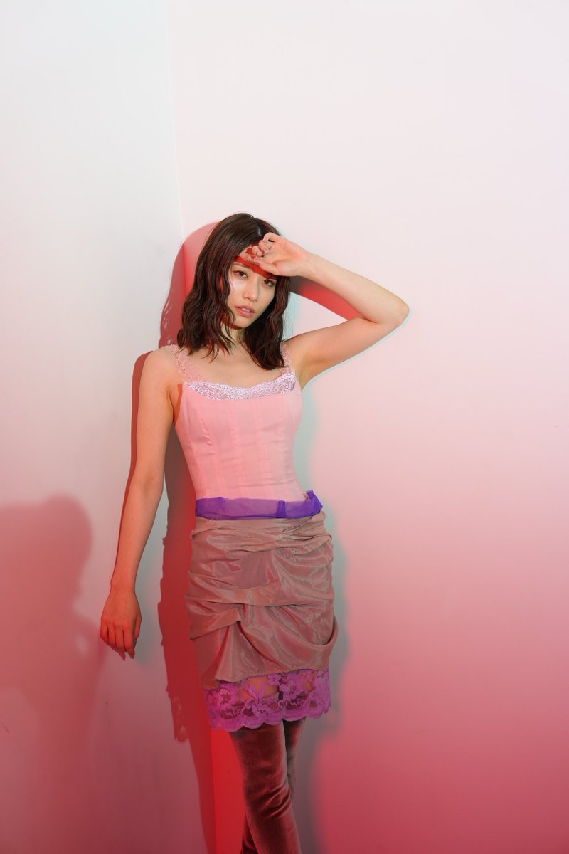 最新写真集 『soft noise』
講談社より本日発売されました📖

新たな表現のヌード写真へ...

"アートとして昇華していくさま
この一冊に刻み込まれています"