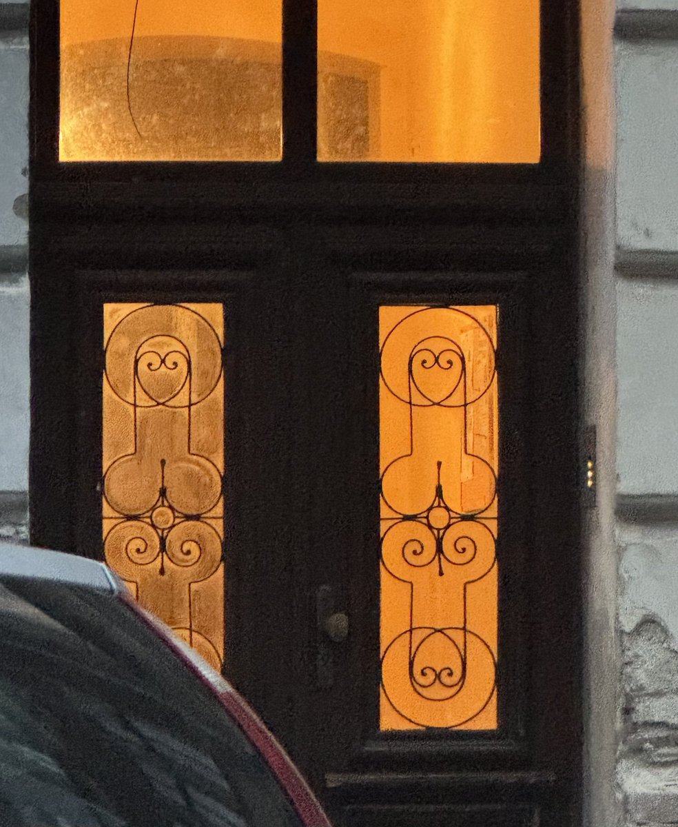 taiyooe's tweet image. chujowe drzwi