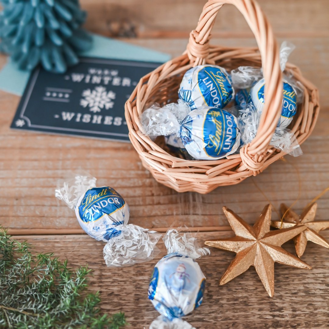 LindtJapan's tweet image. ／
 今日は #いい笑顔の日 
＼

いい(11)×にっこり(25)の語呂合わせで
11/25は「いい笑顔の日」です😊

リンドールが口の中でとろける瞬間 
心がほどけて、思わず笑顔があふれませんか？🍫

リンドールで笑顔になる！という方は 
「🤎」でリプしてください🫶
lindt.jp/f/pickandmix