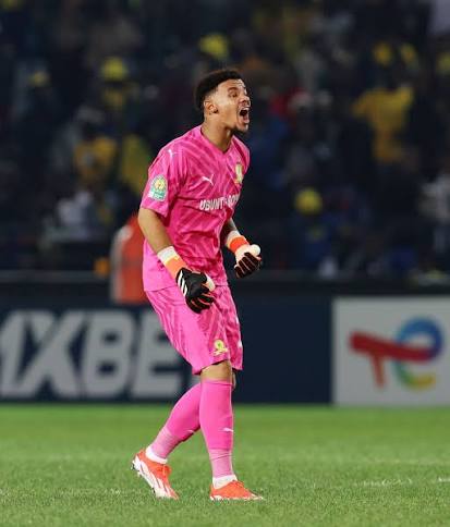 TOncelar's tweet image. I'm a Nigerian but as a football enthusiast, I admire and Respect this guy so much because of the different perspective he has brought to how people see indigenous African goalkeepers.
He has been so good down the years that at one point he was nominated as World best goalkeeper