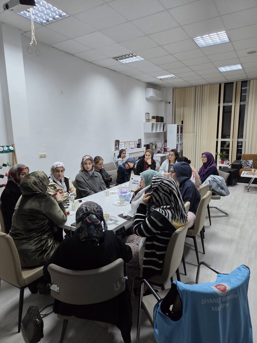 Bu akşam Malatya Müftülüğü vaizi Fatma hocamızla, İslam’a dair zihinlerde oluşan bazı soru işaretlerini ve yaygın meseleleri konuştuk. Samimiyet ve muhabbetle geçen bu bereketli sohbet, gönüllerimize huzur ve anlam bırakan unutulmaz bir akşam oldu. 🌙✨

📍Malatya Yurdu
